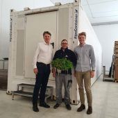 Heron-Tochter züchtet den Salat  im Container