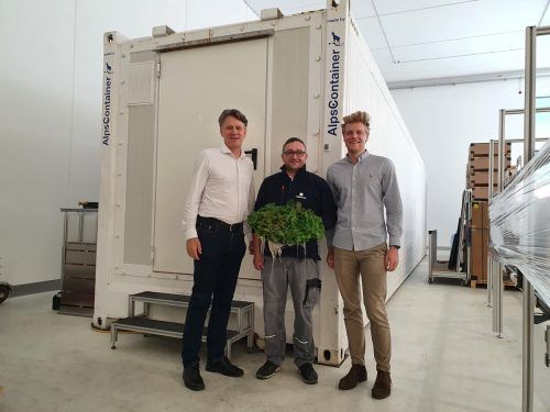 V.l.: Geschäftsführer Christian Beer, Projektmitarbeiter Jan Schulz und Projektleiter Maximilian Eiswirth vor dem Vertical Farming-Container. WPA