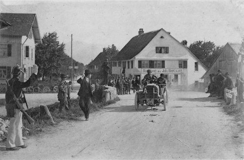Von der Lauteracher Kreuzung ging es nach Bregenz zum Kontrollpunkt. Heute steht rechts der Achpark. Das AL am Kühler signalisierte, dass das Automobil mit Zuckerrübenalkohol betankt war, heute würde man Biosprit sagen.  Archiv noger