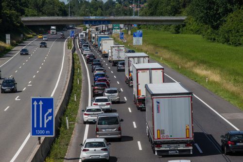 Vor dem Pfändertunnel in Richtung Grenze gibt es wegen der Kontrollen fast täglich Blockabfertigung.  VN/Steurer