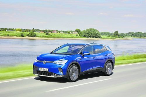 VW bietet ab sofort parallel zum GTX eine zweite Allradversion seines Elektro-SUV ID.4 mit Namen Pro 4Motion an. Der vom heckgetriebenen Pro Performance abgeleitete 4x4-Stromer bietet zusätzlich zum 204 PS starken Hauptantrieb der Hinterachse ein zweites Aggregat an der Vorderachse mit 109 PS. Die Systemleistung steigt somit auf 265 PS. Die 77 kWh-Batterie ist laut Herstellerangabe für über 500 Kilometer Reichweite gut.