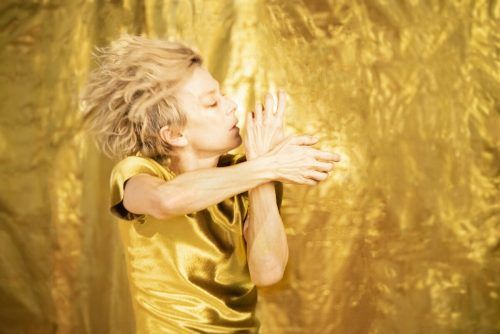 Was die weltberühmte kanadische Tänzerin Louise Lecavalier auf der Bühne macht, lässt sich im Genre „zeitgenössischer Tanz“ nirgendwo zuordnen. André Cornellier