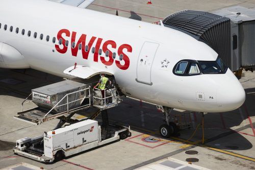 Wegen Personalmangels bleibt die Swiss oft am Boden. Reuters