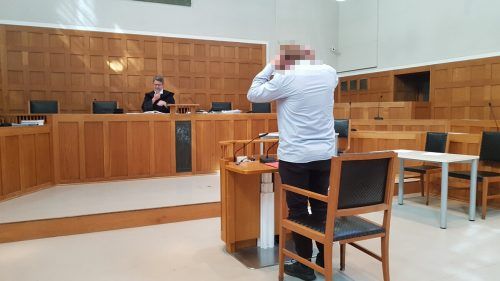 Weil der Angeklagte bislang unbescholten war, sich geständig zeigte und auf einem guten Weg ist, kommt er mit einer bedingten Haftstrafe davon. EC
