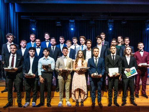 Weiße Fahne und beeindruckende Leistung der 5aha mit KV Maria Schranz.