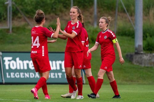 Wird aus Rot bald Blau? Die Fußballfrauen des FC Dornbirn haben mit dem FC Lustenau einen Kooperationspartner gefunden und gründen eine Spielgemeinschaft an der Holzstraße. STP