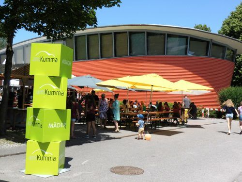 Zahlreiche Menschen versammelten sich am Sonntag rund um den J.J. Endersaal in Mäder, um gemeinsam das Sonnenfest zu feiern.  MIMA(3)