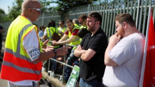 Zehntausende britische Eisenbahner verließen am Dienstag ihre Arbeit.  ap