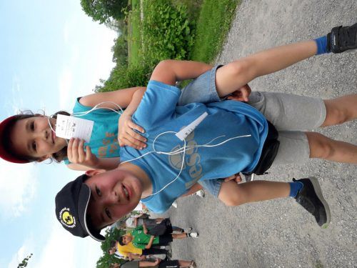 Zeitweise nahm Daniel Corinna huckepack.