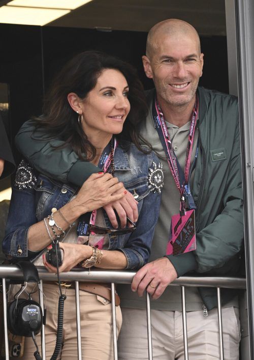 Zinédine Zidane, im Bild mit Gattin Veronique, wird immer wieder mit Paris SG in Verbindung gebracht. ap