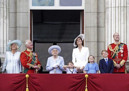 Zum Abschluss der Feierlichkeiten winkte die Queen vom Balkon des Buckingham-Palasts den jubelnden Menschen zu. An ihrer Seite standen ihre engsten Verwandten.  ap