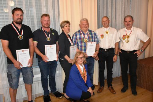 Zunftmeisterin Dagmar Fenkart-Kaufmann mit den Geehrten des 61. Jahreshauptversammlung. cth (2)