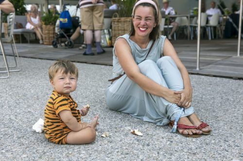 Auch der zehn Monate alte Wendelin hat sich für die Festspieleröffnung in Schale geworfen. Er lässt sich im flotten Tigerbody den Brezel schmecken.