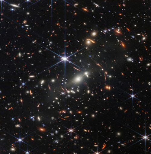 Auf der ersten veröffentlichten Aufnahme sind Sterne und Galaxien zu sehen. NASA