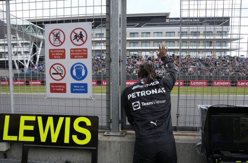 Beim Auftritt in Silverstone ist Fanarbeit angesagt: Lewis Hamilton. Reuters