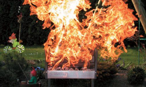 Brandbeschleuniger gehören nicht ins Grillfeuer.  symbol/Feuerwehr Klausdorf