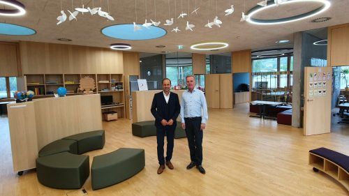 Direktor Christof Jagg (rechts) mit Bürgermeister Dieter Egger in der neuen Schule.