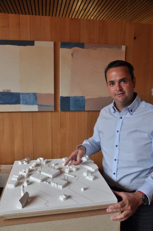 Bürgermeister Martin Schanung mit dem Siegerprojekt. HAB