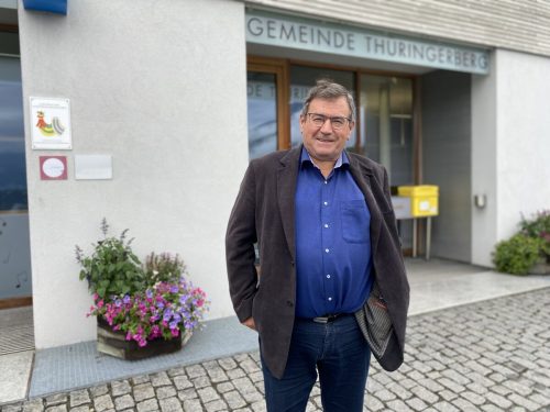 Bürgermeister Wilhelm Müller berichtet, wie es mit dem Grundstück „Dünsergründe“ weitergeht.  VN/JUN