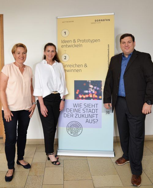 Bürgermeisterin Andrea Kaufmann, Stadträtin Karin Feurstein-Pichler und Christoph Zech, Leiter der Informatik der Stadt.