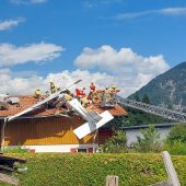 Kleinflugzeug stürzte auf Dach