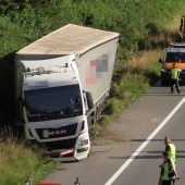Lkw kam von der Autobahn ab
