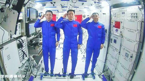 Das Staatsfernsehen zeigte Bilder der drei Astronauten in blauen Overalls. Handout