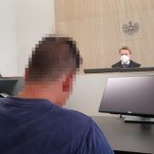 Mit Steinen gegen Frau mit Kind