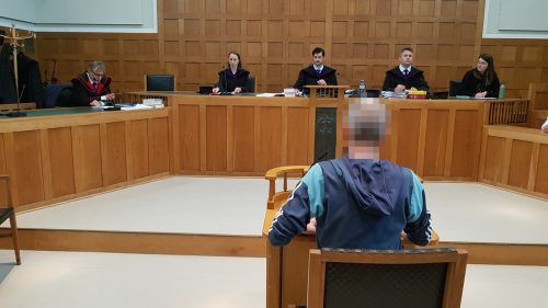 Der Angeklagte vor Gericht: Sieben Geschworene entschieden für Mord, einer für Totschlag.  eckert
