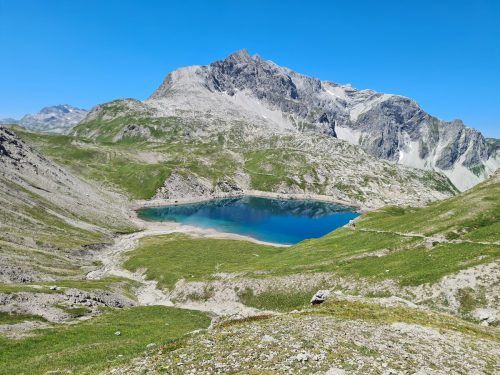 Der Butzensee liegt malerisch eingebettet zwischen Braunarlspitze und Mohnenfluh. VN/JUN