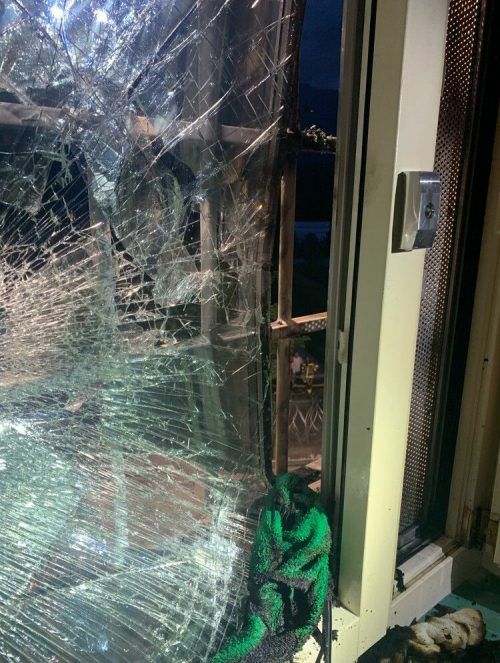 Der Insasse schlug gewaltsam die gepanzerte Scheibe ein.  landespolizei