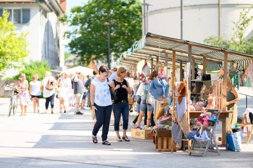 Der Kunsthandwerkermarkt verteilt sich über die Innenstadt. Stadt