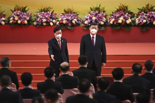 Der neue Regierungschef John Lee (l., mit Präsident Xi Jinping) gelobte, die Eingliederung voranzubringen. AP, RTS
