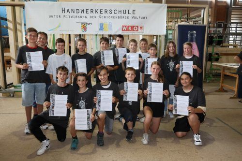 Die Absolventen der beiden jüngsten Jahrgänge mit ihren Zertifikaten. AME