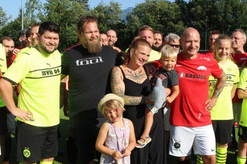 Die beiden Fanclubs mit Familie Richtfeld aus Beschling. VN/Hartmann