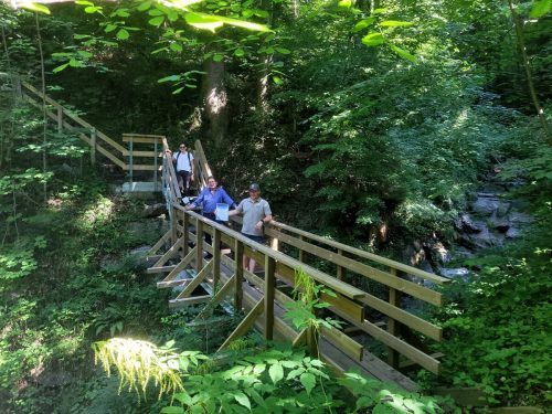 Die Brücke über den Lutzenreuter Bach wurde erneuert und eingeweiht. bms
