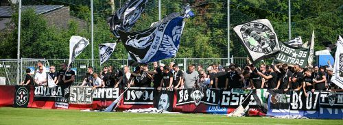 Die Fans von Vizemeister Sturm Graz sorgten auf dem Sportplatz an der Ratz in Röthis für eine stimmungsvolle Atmosphäre. gepa