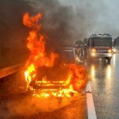 Pkw auf Autobahn in Flammen