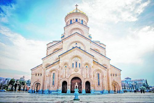 Die Kathedrale wurde 2004 eröffnet und ist von der ganzen Stadt aus zu sehen.