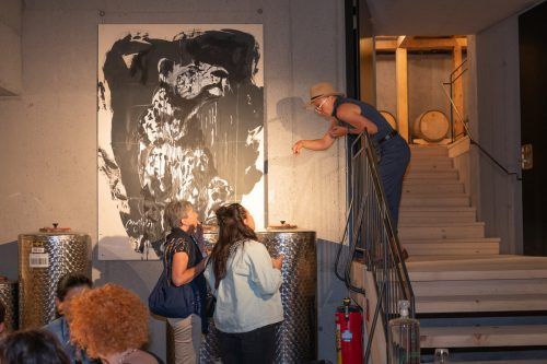 Die Künstlerin eröffnete mit ihrer Rede die Ausstellung im Gin-Keller.