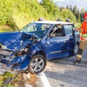 Mit Pkw frontal gegen Felsen
