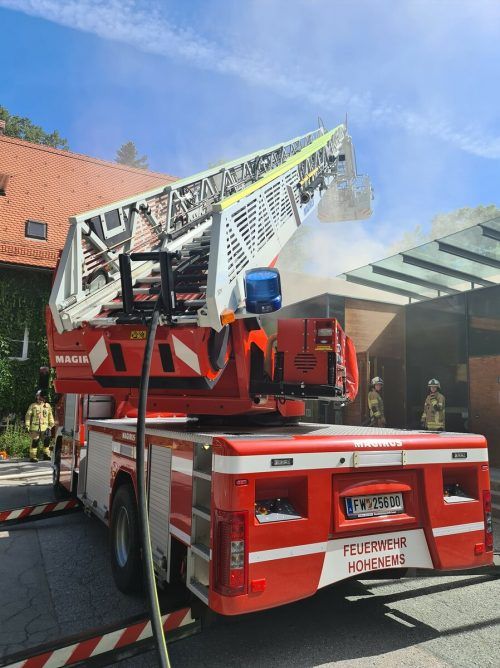 Die örtliche Feuerwehr brachte die Drehleiter zum Einsatz.  fw hohenems