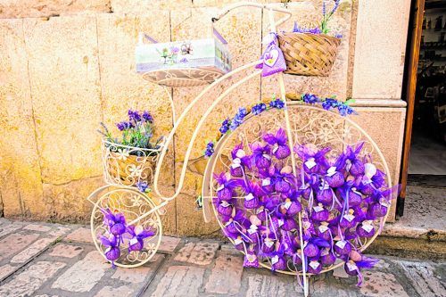Die Produkte aus Lavendel sind vor allem auch beliebte Souvenirs. Shutterstock