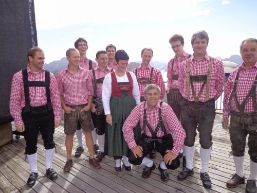 Dietmar Broger (sitzend) im Kreise seiner Freunde und Bekannten.