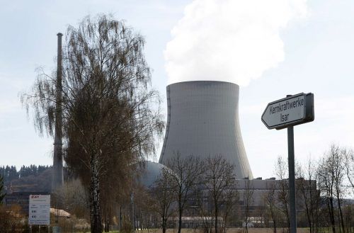 Drei Atomkraftwerke sind noch am Netz, darunter Isar 2.  Reuters