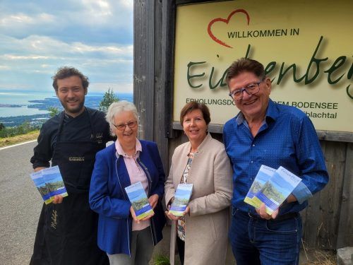 Eichenberg-Tourismus-Obmann Hermann Gmeiner, Irmgard Innauer, Marlene Sohler und Vize-Obmann Jeremias Hehle, Juniorchef des Hotels Schönblick, präsentieren die neu gestaltete „Gäste-Info Eichenberg 2022–2024“. bms