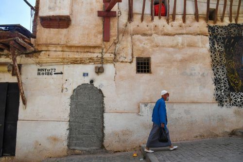 Ein Mann läuft eine Straße in der Kasbah von Algier entlang. Die Altstadt wurde 1992 von UNESCO zum Weltkulturerbe erklärt. AFP