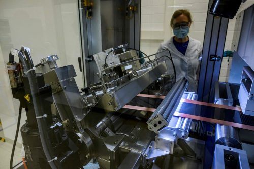 Eine Technikerin betreut die Batterieherstellung im Forschungszentrum.