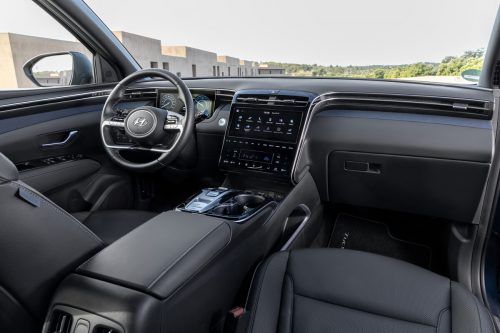 Ergonomisches eingerichtetes Cockpit: optisch fast nüchtern, technisch mit teils verspielten Funktionen.