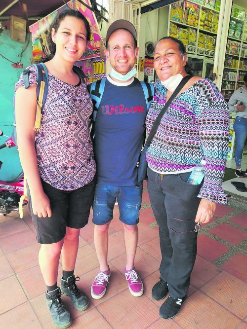 Erika und Florian mit Soraida, die gesundheitlich schwer angeschlagen ist.